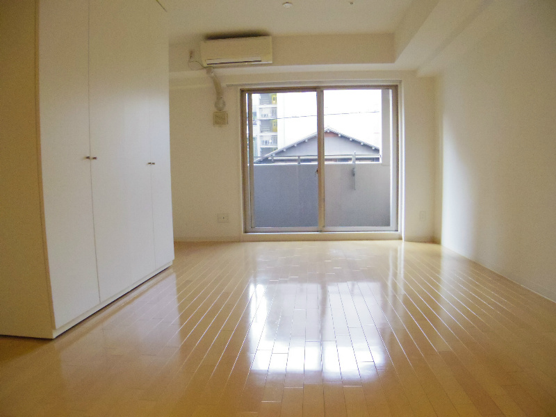 居室・リビング　広い洋室