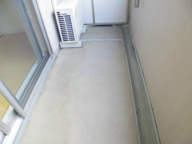 バルコニー　日当たりの良いベランダ