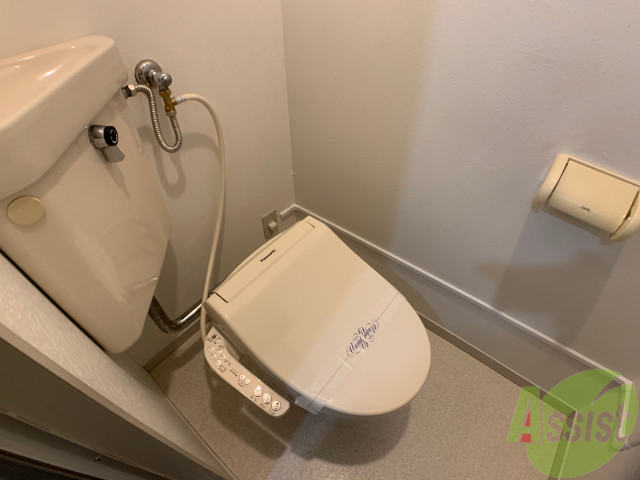 トイレ　嬉しいウォシュレット機能がついていますよ。