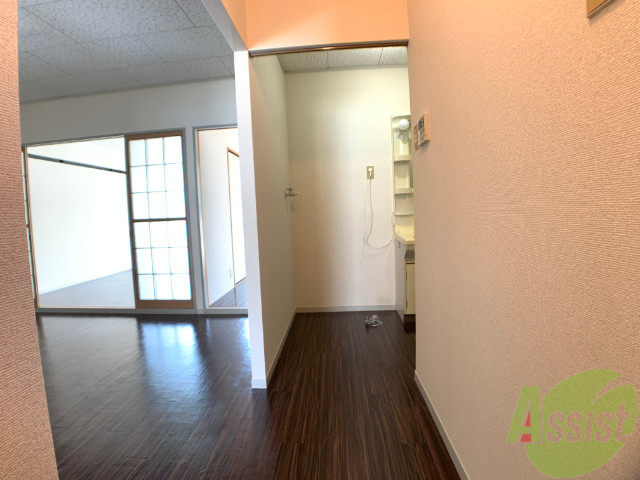 玄関　玄関からの様子です。明るいお部屋につながっています。