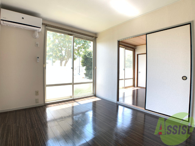 居室・リビング　陽当たりよくきれいな印象のお部屋ですね。