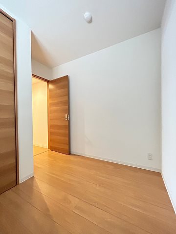 その他　落ち着いた色調の洋室です