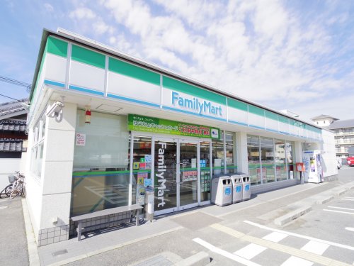 コンビニ　ファミリーマート 天理勾田町店（コンビニ）まで563m