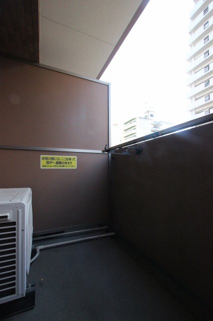 バルコニー　同物件、別号室のものです。