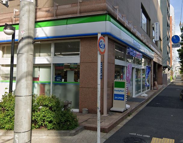 コンビニ　ファミリーマート（コンビニ）まで213m