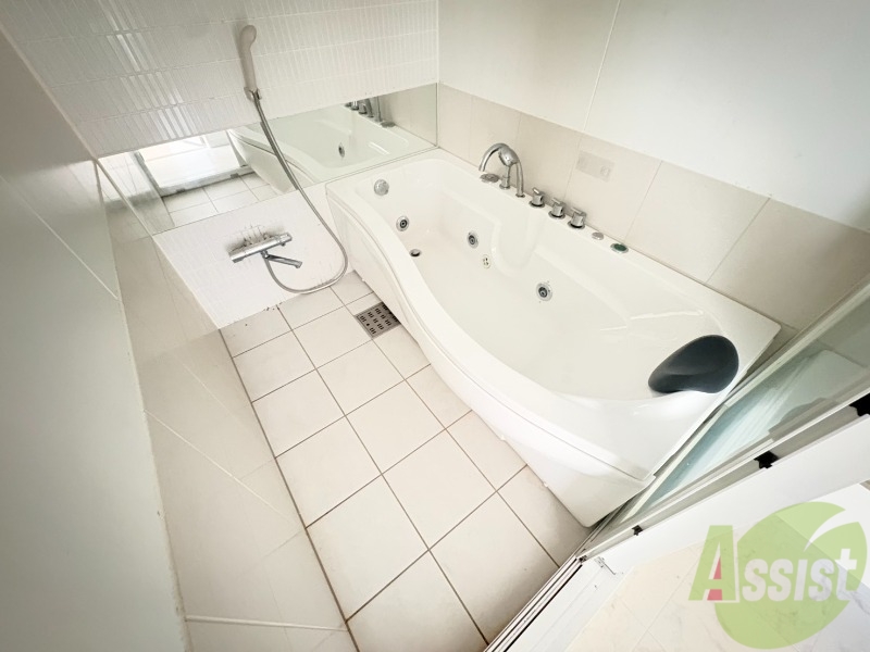 バス・シャワールーム　こちらはお風呂。一日の疲れをここで癒してください。