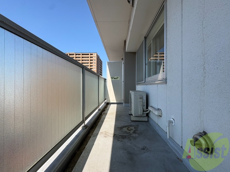 バルコニー　バルコニーは幅があり、広い印象を受けました。