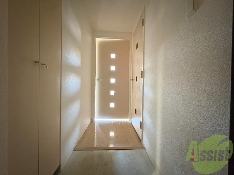 玄関　玄関の様子です。広い洋室にすぐ繋がっています。