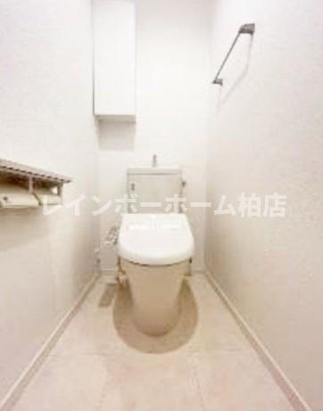 トイレ　落ち着いた色調のトイレです