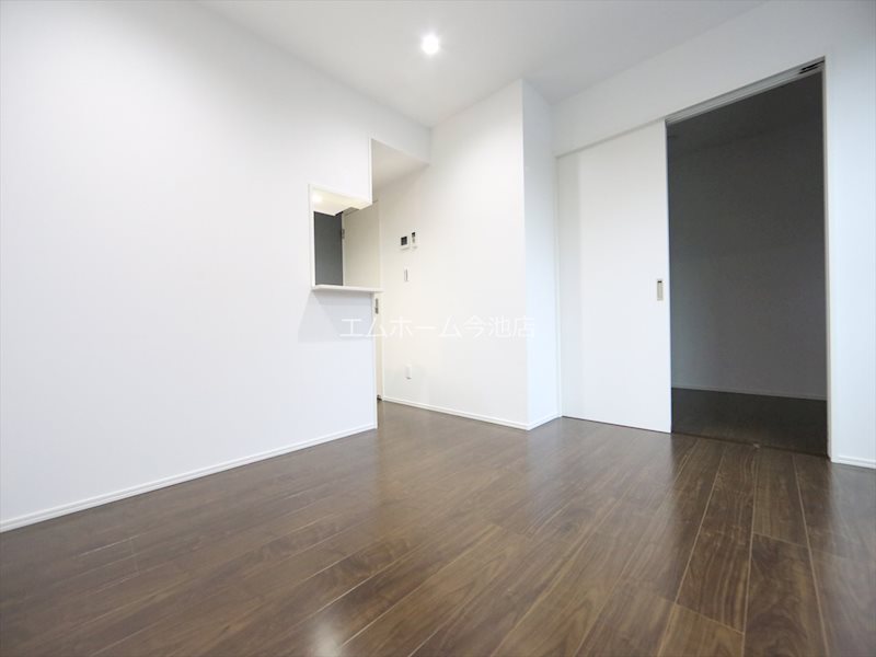 その他　LDK9.6帖　エアコン完備　バルコニーに面しています