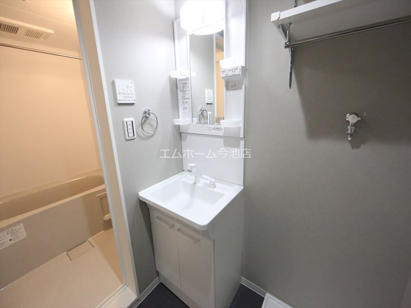 洗面設備　脱衣所　独立洗面台（シャンプードレッサー付）収納スペース有