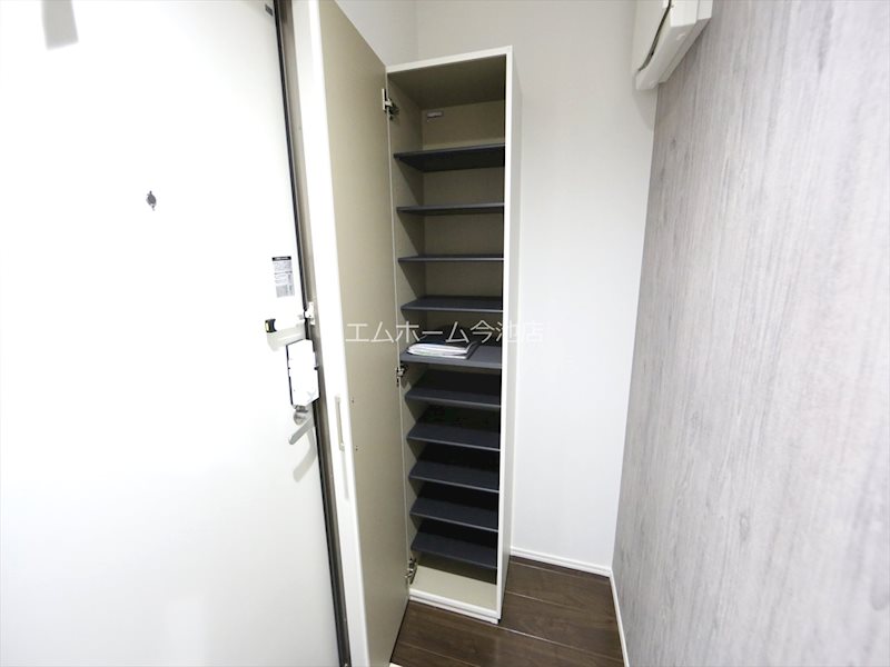 玄関　玄関　シューズボックス付（収納充実してます）