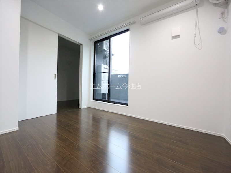 バルコニー　LDK9.6帖　エアコン完備　バルコニーに面しています