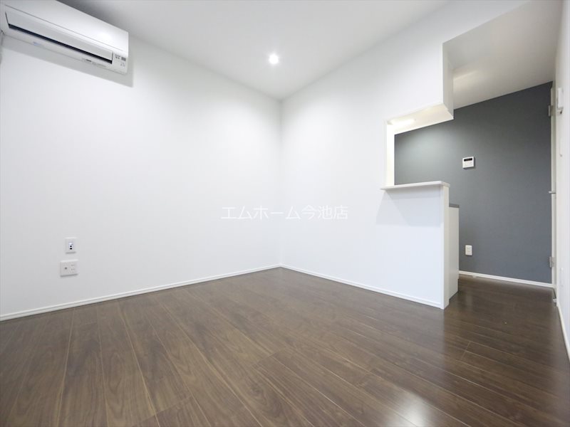 居室・リビング　LDK9.6帖　エアコン完備　バルコニーに面しています