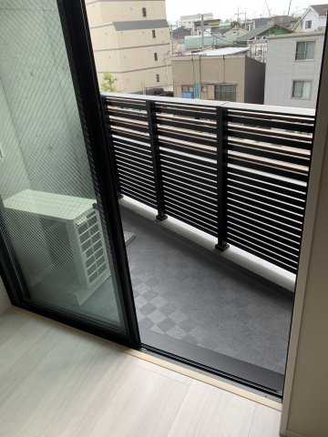 バルコニー　暖かな日差しのふりそそぐバルコニー