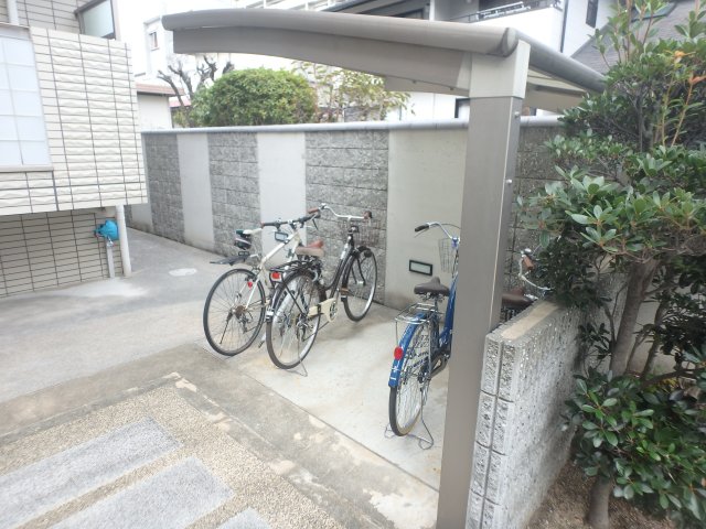 その他共有部分　屋根付き駐輪スペースです