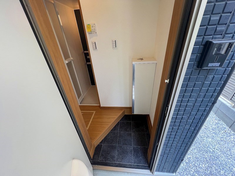 玄関　同一物件別部屋写真
