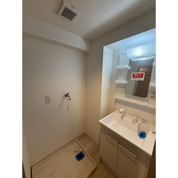 洗面設備　※写真は別室のものとなります。退去予定の為、現況優先となりま