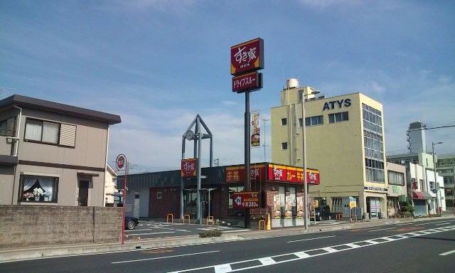 飲食店　すき家（飲食店）まで590m