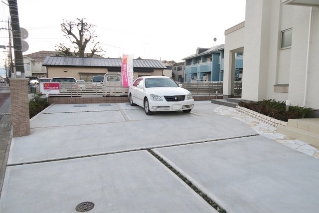 駐車場　敷地内駐車場（２台のみ）※要空き確認