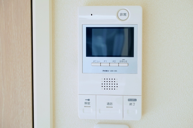 セキュリティ　ドアを開けずに来訪者が確認できるモニター付きインターホン　※