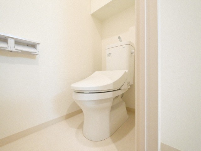 トイレ　落ち着いた色調のトイレです
