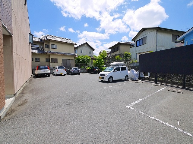駐車場　駐車場があるので、車を買う予定の方も安心です
