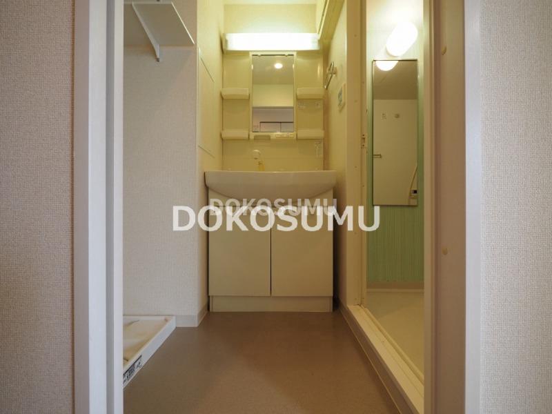 洗面設備　忙しい朝もスムーズに。使いやすさを追求した清潔な洗面空間。