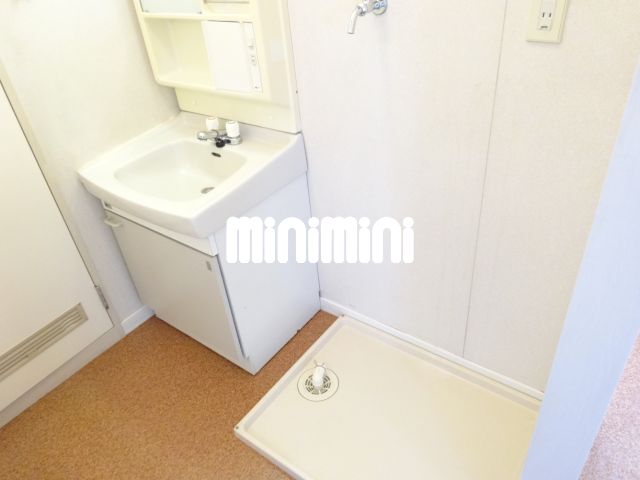 洗面設備　室内洗濯機と独立洗面台です。