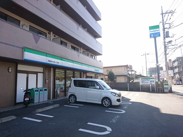 コンビニ　ファミリーマート（コンビニ）まで490m
