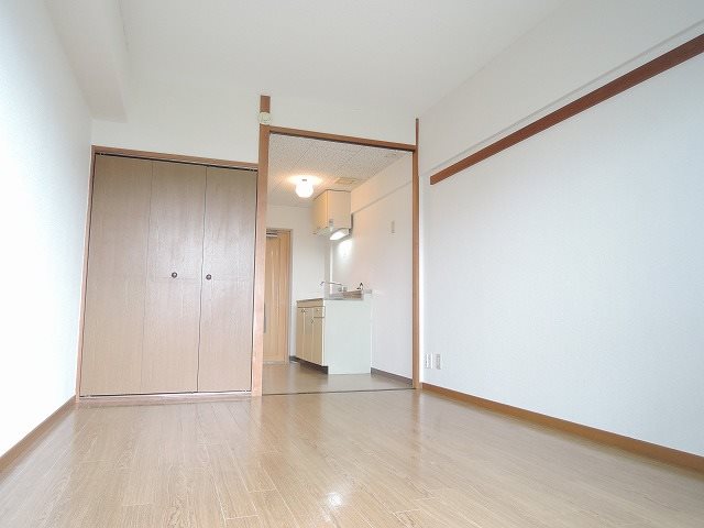 居室・リビング　(同マンション別部屋)