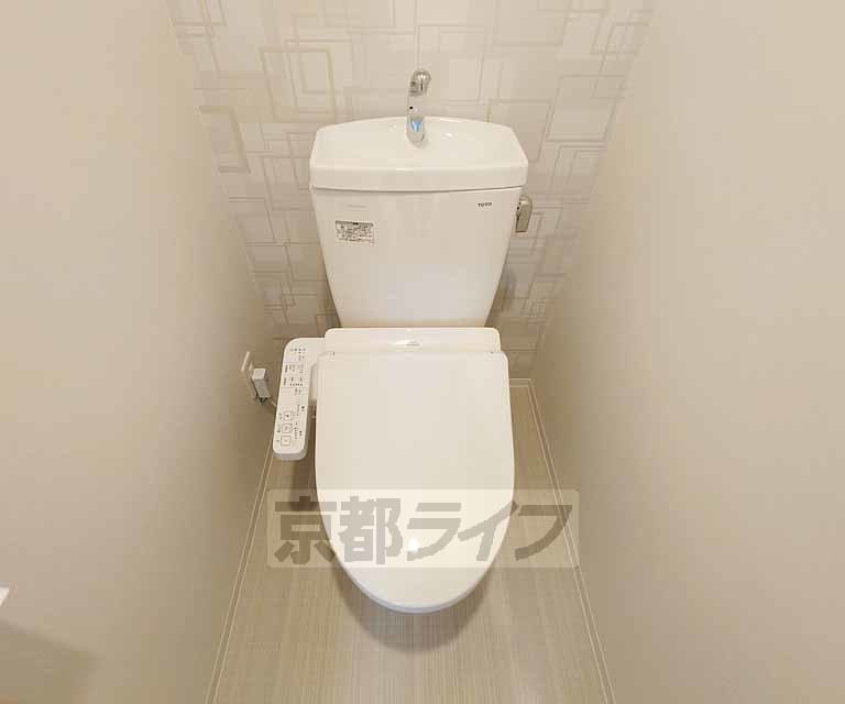 トイレ　ウォシュレット付が嬉しいですね。