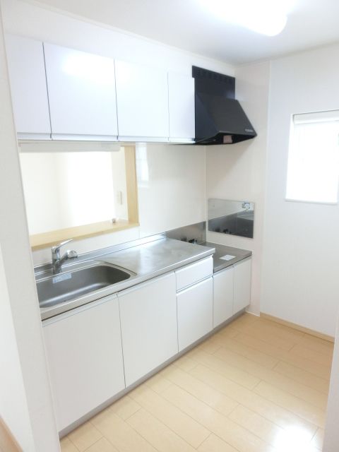 キッチン　中部屋には側面の窓がありません