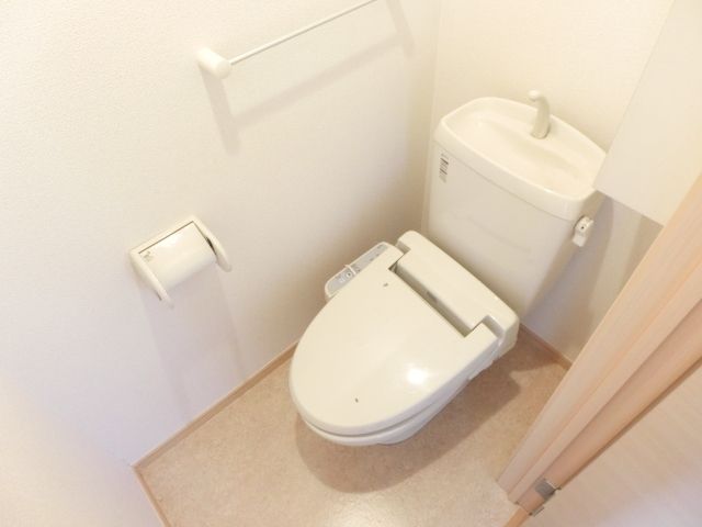 トイレ　温水洗浄便座付きのトイレです。