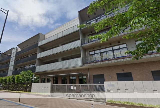 小学校　港区立港南小学校（小学校）まで563m