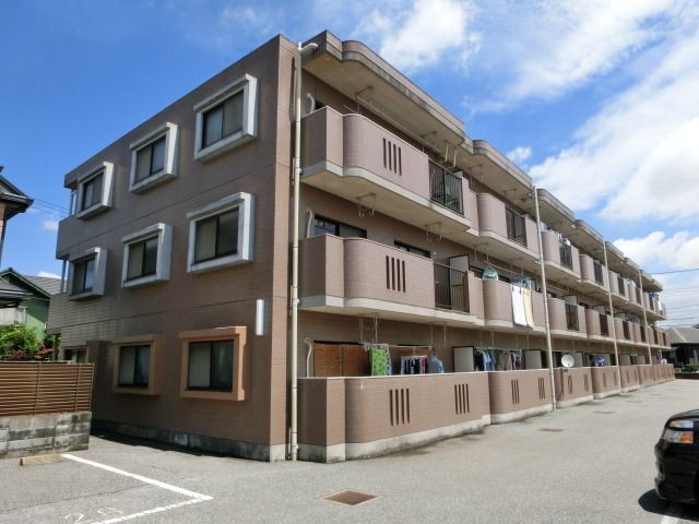 建物外観　マンション前面が敷地内駐車場で日当たり良好です。