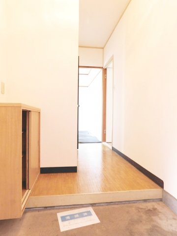 玄関　※写真は他号室です