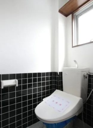 トイレ　落ち着いた色調のトイレです