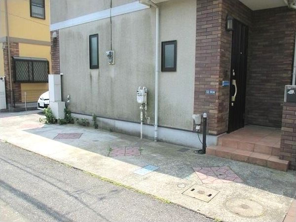 エントランス　駐車場１台付き