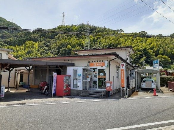 郵便局　重富郵便局（郵便局）まで550m