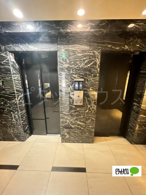 ロビー　エレベーター２基