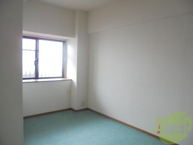 その他部屋・スペース　玄関右手のこちらの洋室には吊戸棚ついてます。