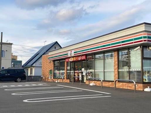 コンビニ　セブンイレブン恵庭駅前店（コンビニ）まで824m