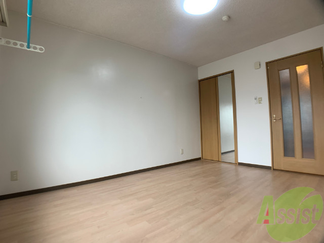 その他部屋・スペース　別角度から洋室を撮影してみました。広々としてきれいですね。