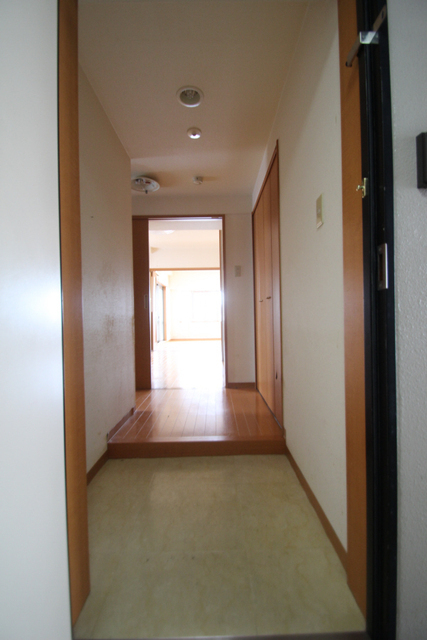 玄関　同間取の別室参考写真です。