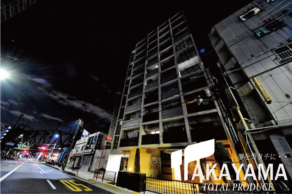 建物外観　夜の外観写真、大通り沿いで安心です。
