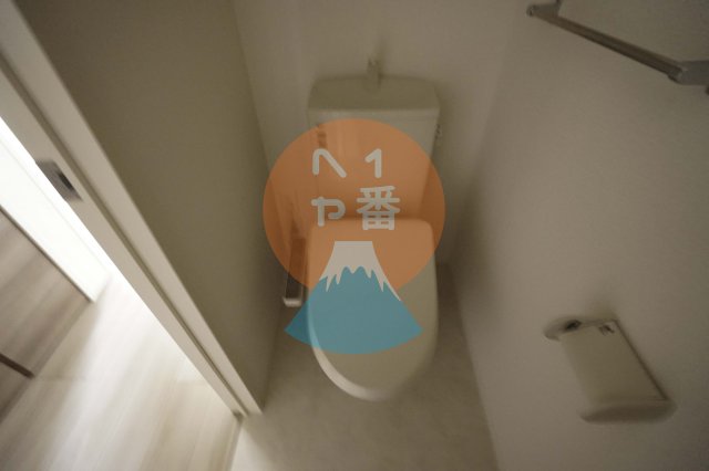 トイレ　落ち着いた色調のトイレです