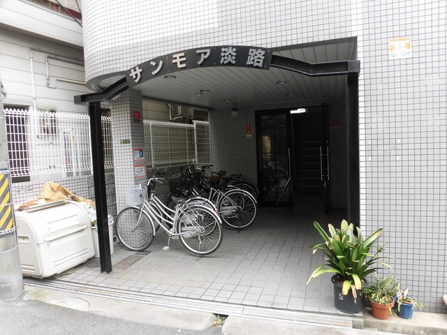 エントランス　落ちついた外観にマッチしたエントランスです