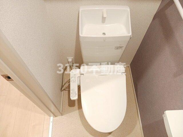 トイレ　落ち着いた色調のトイレです