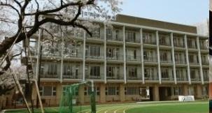 小学校　新宿区立 四谷小学校（小学校）まで563m